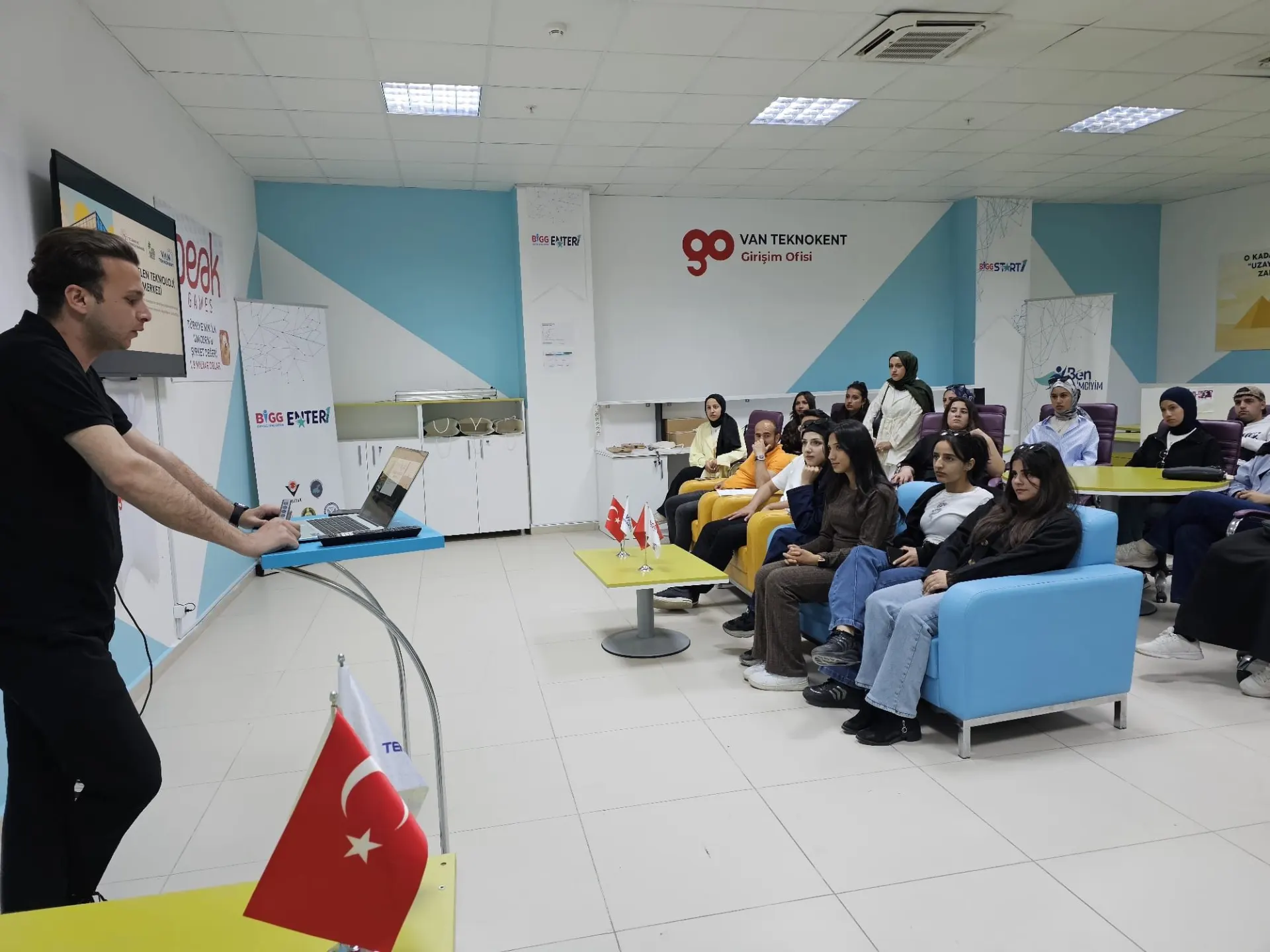 Siirt Şirvan Anadolu Lisesi Öğrencilerinden Van Teknokent’e Ziyaret