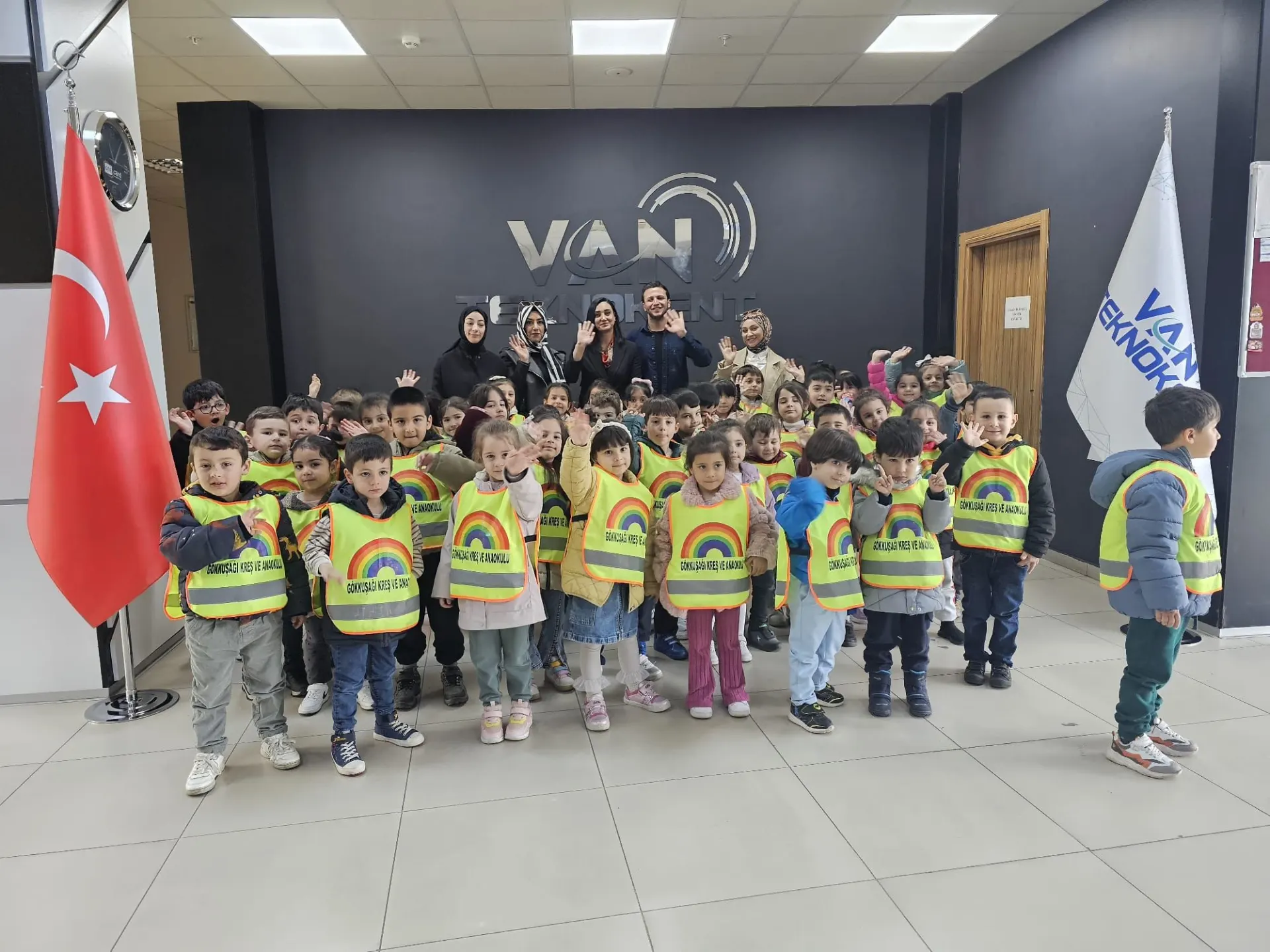 Gökkuşağı Kreş ve Anaokulu öğrencileri, öğretmenleri eşliğinde Van Teknokent’i ziyaret etti.