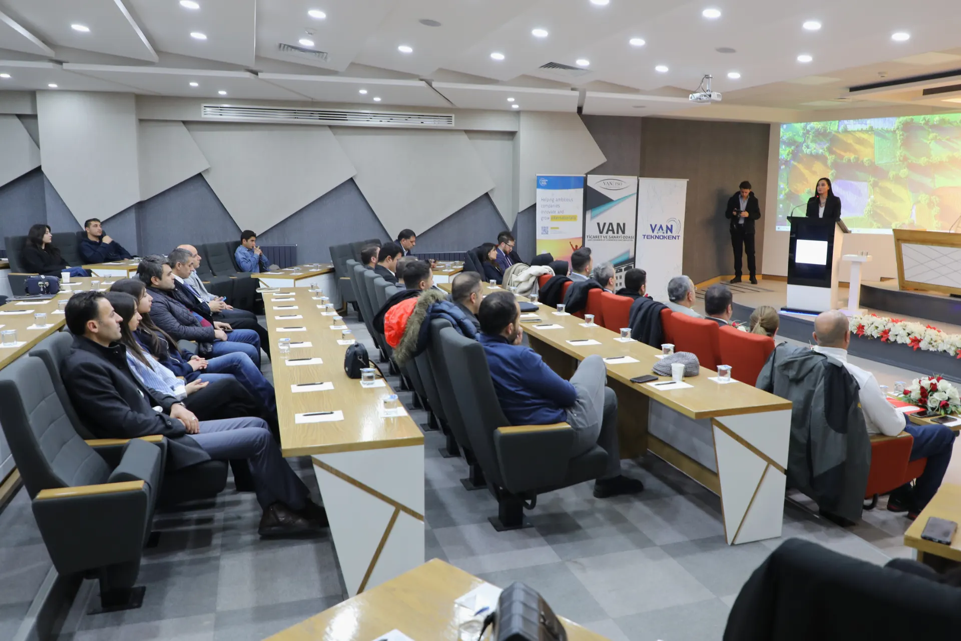 Ticaret Bakanlığı, Van Ticaret ve Sanayi Odası (Van TSO) ile Van Teknokent işbirliğinde, \'İhracat Süreçleri ve Devlet Destekleri Eğitim Programı\' düzenlendi.
