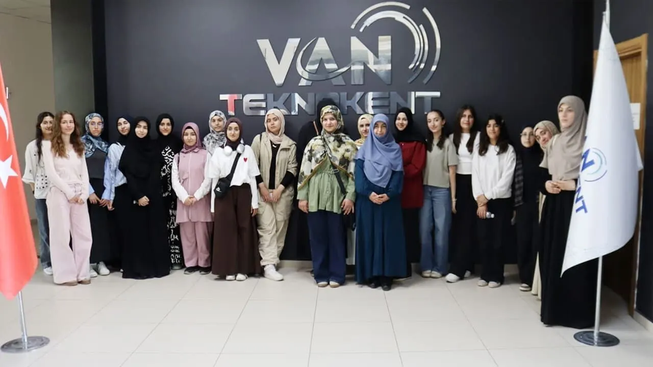 Van Merkez İmam Hatip Lisesi'nden Van Teknokent'e eğitim ve teknoloji ziyareti