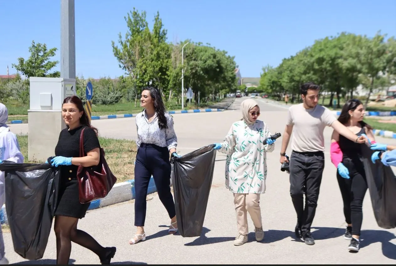 Van Teknokent ve Van Yüzüncü Yıl Üniversitesi 5 Haziran Dünya Çevre Günü Kapsamında Van Gölü Sahilinde Temizlik Çalışması Yapıldı